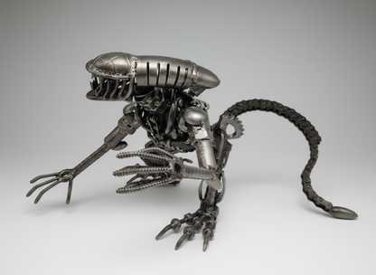 Alien Kriechend 45cm
